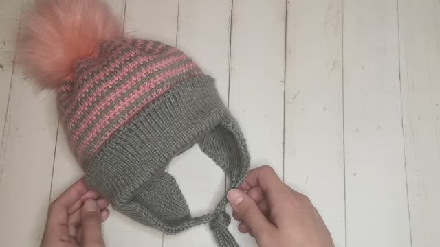 Детская зимняя двухцветная шапочка с фиксированным отворотом. Узор ленивый жаккард. Шапочка спицами