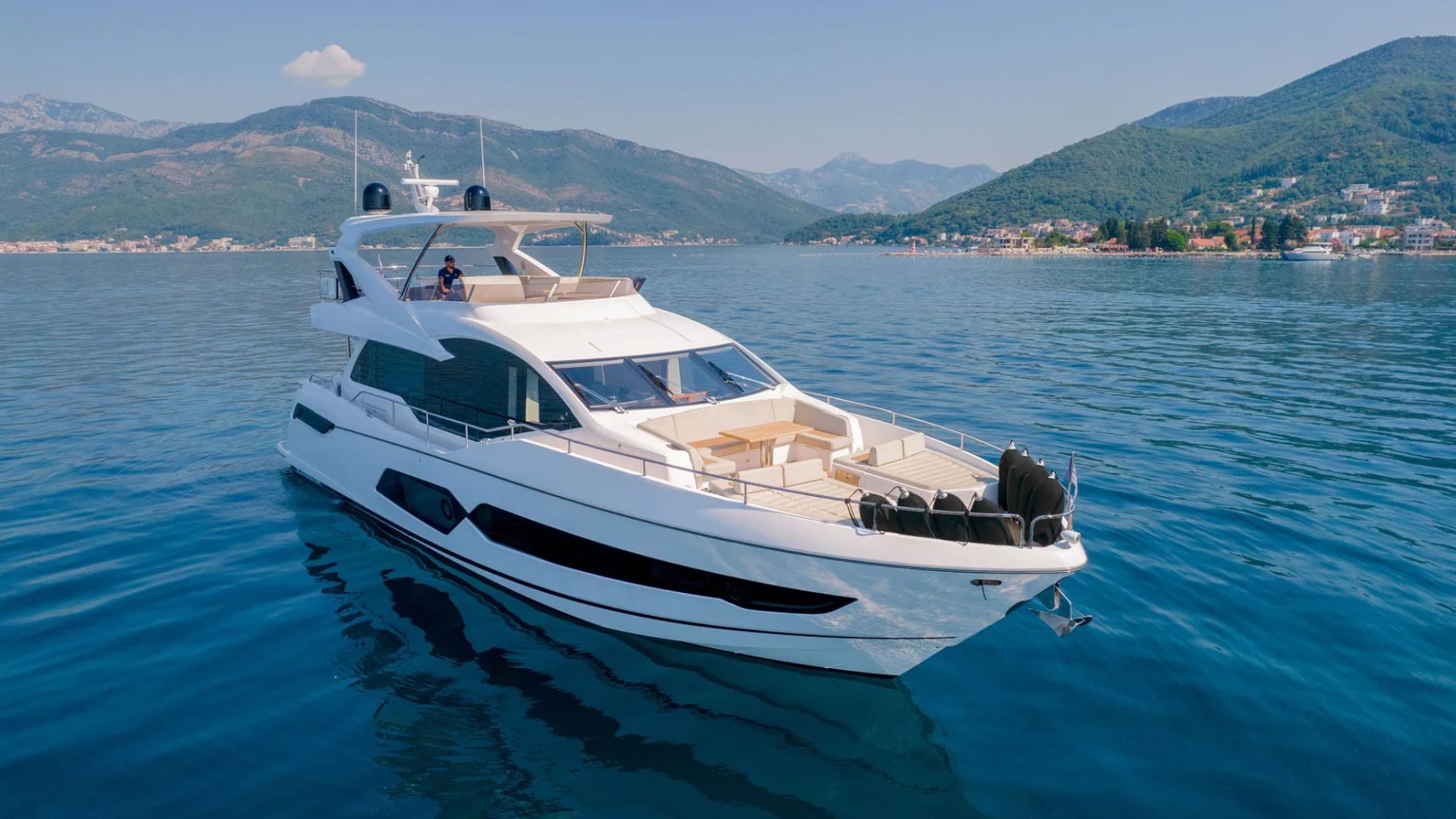 Яхта самого оптимального размера для семьи - Sunseeker 76 Yacht