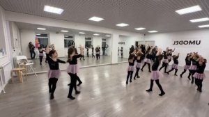 Лея и Ария танцуют.mp4