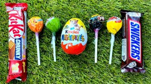 Много разноцветных леденцов и шоколад