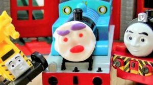 Новый замок с железной дорогой для Томаса и детей. Видео для детей. #дети #видеодлядетей