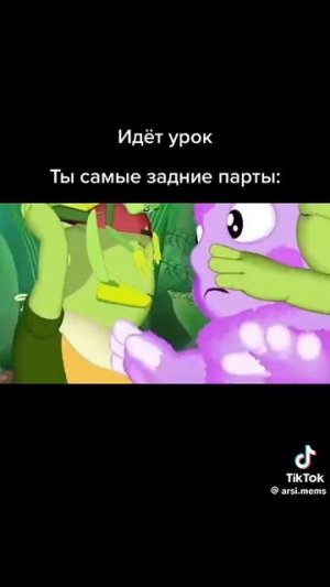 Это задние парты на каждом уроке в нашей школе 😂😂😂😂😂 внимание этот прикол был взят из тик-тока