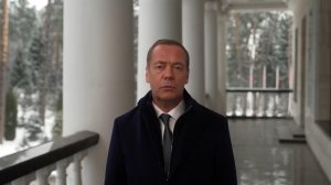 "Вы несете в мир гармонию и свет" - Медведев поздравил россиянок с 8 Марта