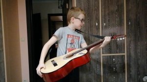 Первые аккорды на гитаре. Часть 1.🎸🥁