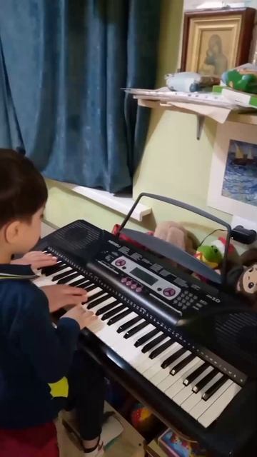 Маленький музыкант-осваиваем инструмент)))