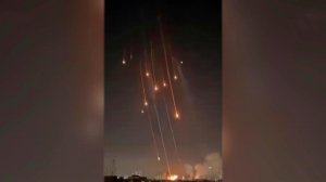 В столице Кувейта после иранского удара загорелся небоскреб: кадры последствий.