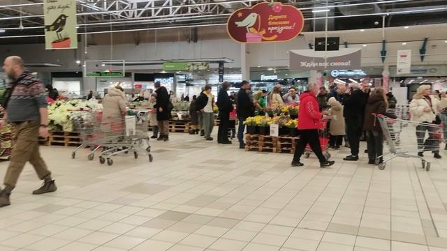 Почём цветочки для товарищей-женщин на 8 марта? А?