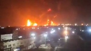 СМИ публикуют кадры пожаров на иранских нефтяных объектах. (1)