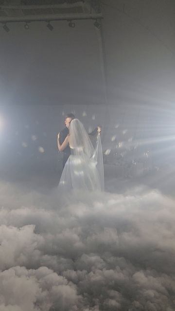 Прекрасный первый танец молодых с шикарным светом