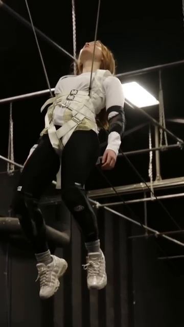 Сэди Синк репетирует ту самую сцену с левитацией из нового сезона «Очень странных дел»._720p