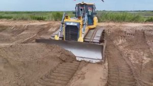 бульдозера SHANTUI C2, Который толкает самосвалы с камнем и песком, Перевозя Песок, Заполняющий озер