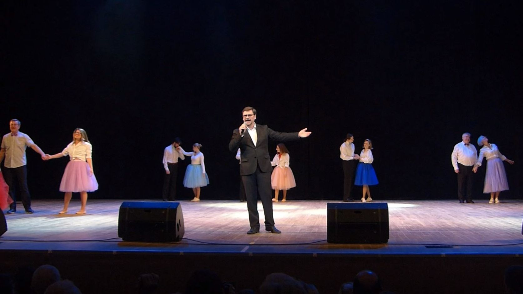 Представь себе. Исполняют Евгений Вахмистров, театр танца «Крылья», театр-студия «Контакт»