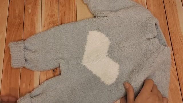 Плюшевый комбинезон для малыша на молнии с сердечком из Alize Softy. Комплект на выписку спицами