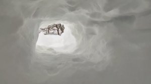 Построенные снежные пещеры на даче