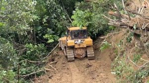 Строительство. расчистка горной дороги