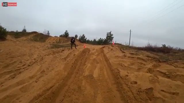 Бесстрашный Duster бросил вызов Jeep Renegade Битва бездорожьем Песок грязь диагоналки [get.gt]