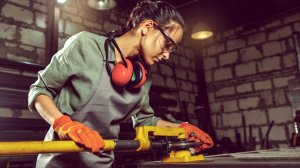 Девушки Кыргызстана идут работать в мужские профессии: какие направления выбирают женщины?