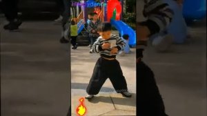 Маленький танцор из Китая покоряет зрителей!!! # дети # танцы # улица # мальчик# музыка # площадь #