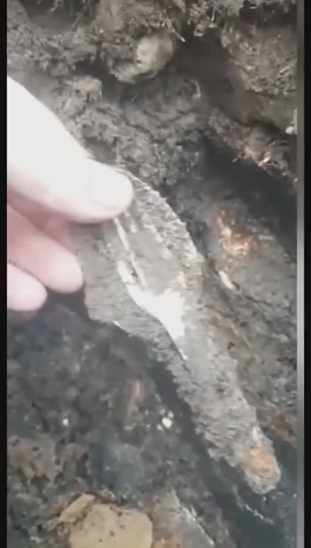 Ложка-вилка на дне блиндажа