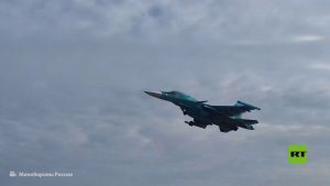 مقاتلة "سو-34" روسية تدك مواقع لقوات العدو على الجبهة