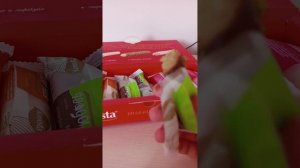 Пробую конфеты с начинкой))