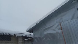 СНЕЖНАЯ ЗИМА,ЧИЩУ КРЫШИ-НЕНАВИЖУ ЗИМУ !