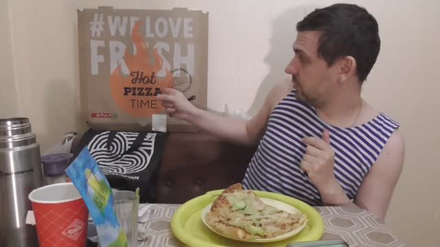 Обжор мукбанг пицца Цезарь и Гавайская по рецепту Spar  2 за 1536 рублей / поздравляю с 8 марта