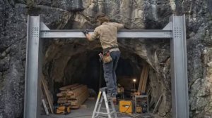 Пещерный дом со стеклянными стенами внутри.