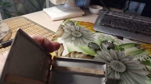 Нашел древний портсигар с медалью  золотой звёзды.