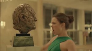 Дикий танец в исполнении звезды "Субстанции" для рекламы Kenzo World