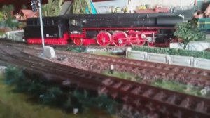 Маневры паровоза BR01 (Piko) у депо и с пассажирским вагонами.