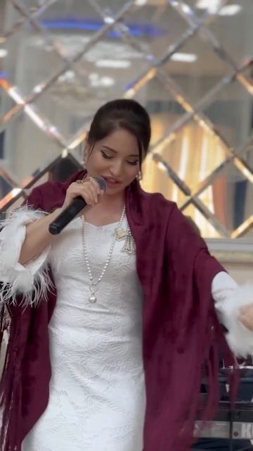 Очень красиво поёт песню 🔥👏