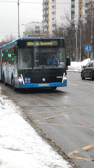 ЛиАЗ 6213 приезжает на остановку маршрут 884