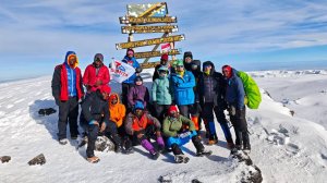 Группа Клуба 7 Вершин "Pole-Pole Champions" в полном составе поднялась на вершину Килиманджаро