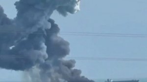 ‼️🇮🇷 Кадры горящего иранского судна в результате удара США в районе иранского порта Бендер-Аббас