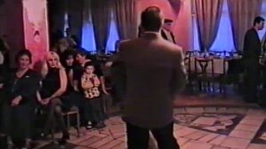 танцует Артур