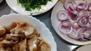 Солёные грибы будут на ужин.