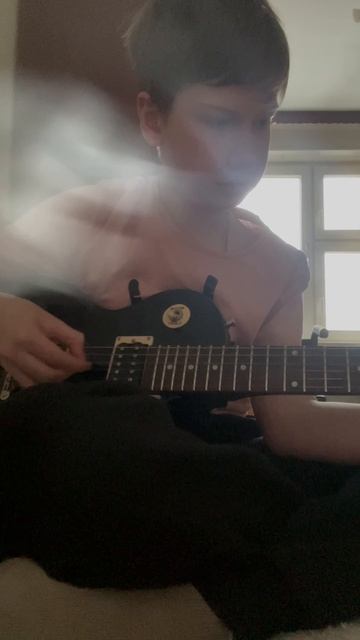 Кукла колдуна из сериала на электрогитаре (до этого было под версию из сериала)