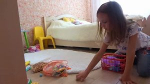 Уборка дома Настя с подружкой убирают игрушки