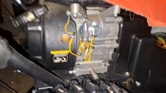 На снегоуборщике замерзают тяги пружинки регулировки газа подачи топлива.