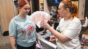 ГРИФЕРША СЛУЧАЙНО ЗАДОНАТИЛА 100 000 РУБЛЕЙ СВОЕЙ МАМЫ В МАЙНКРАФТ В РЕАЛЬНОЙ ЖИЗНИ!