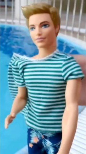 Кен и Челси веселятся у бассейна! Брызги, смех, веселье! 💦 🏊😄 #Barbie #длядетей #shorts