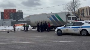 Мужчина погиб во время ремонта грузовика в Москве