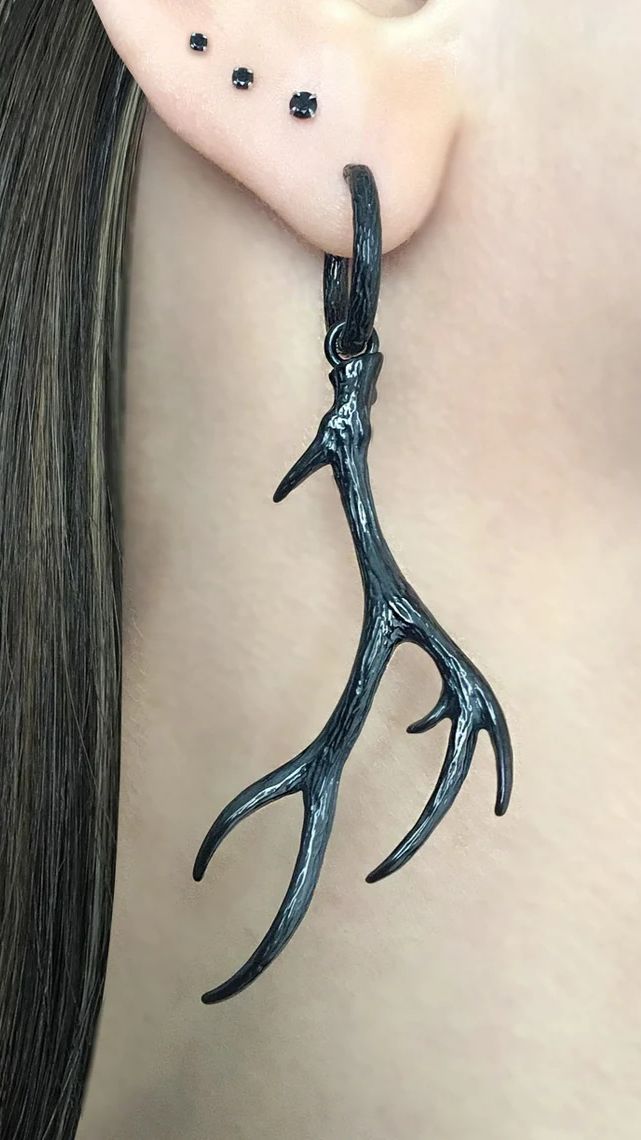 Черные серьги‑кольца с подвеской "Рога оленя" от StarfallShop