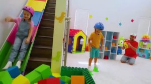 Влад и Ники - Крис катается с горки