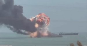 Взрыв атакованного иранского танкера в Персидском заливе.