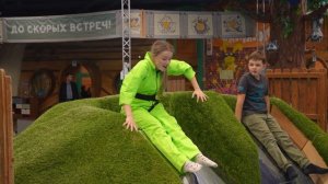 Алиса Шоу - Прыгаем на батуте и плаваем в бассейне с цветными шариками - Развлечения (8K_