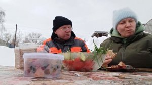 МУЖ ЖАРИТ ШАШЛЫК, КУШАЕМ НА СВЕЖЕМ ВОЗДУХЕ. 8МАРТА.