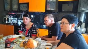 ЖИЗНЬ В СЕЛЕ:продолжение 2 часть// РАЗГОВОРЫ ЗА ОБЕДОМ/ КАК ХОРОШО ЧТО МИЛЫЙ РЯДОМ