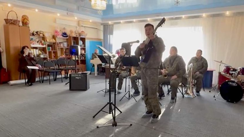 Военные музыканты 385-й бригады провели концерт для детского дома в ЛНР